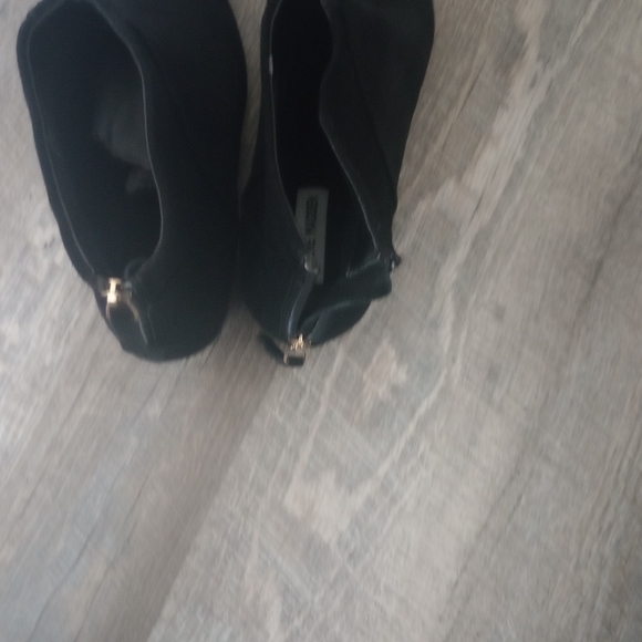 Steve Madden Suede Black Booties Size 10 - Picture 4 of 4